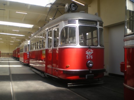 jedna s historických strassenbahn #576